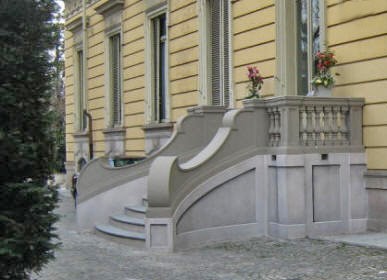 Balaustra scala con elemento decorativo in pendenza e in curva