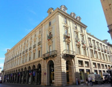 palazzo in Torino con decori in cemento