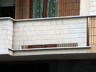 particolare balcone con piastrelle sostituite
